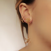 Aretes largos con flor de loto y rana pequeña vista real